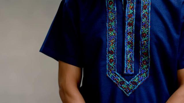 This is an interesting and eloquent short video featuring a man in a short-sleeved shirt, with a beautifully written front. At the same time, she is also an elegant photographer, and this exaggerated approach leaves a strong impression.